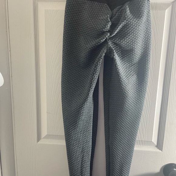 Breathable leggings with booty lifting scrunch - Picture 2 of 2